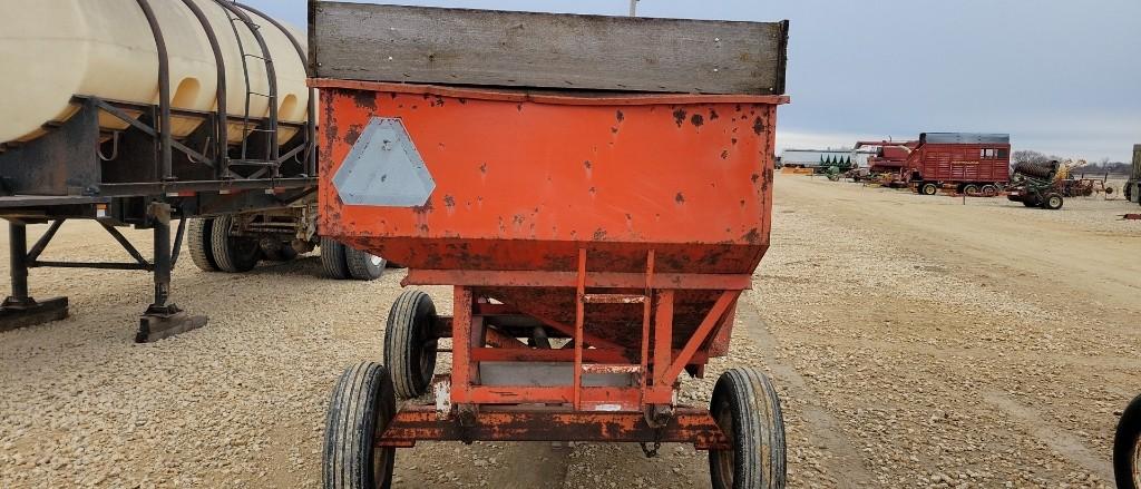 FARM KING GRAVITY WAGON ON GEAR