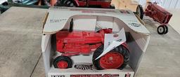 IH 600 DIESEL 1/16" SCALE TOY TRACTOR IN BOX