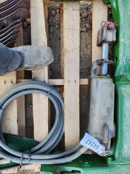 JOHN DEERE HEAVY DUTY CYLINDER WITH HOSES