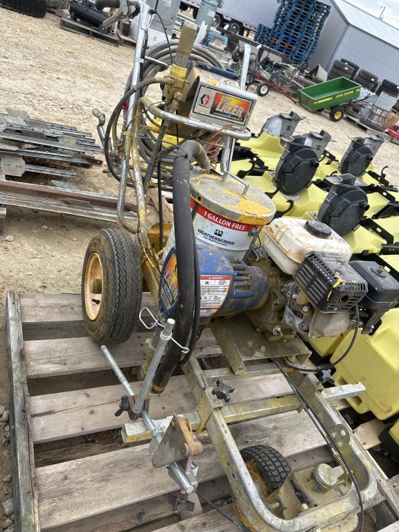 GRACO LINE LAZER 3900 PAINT SPRAYER