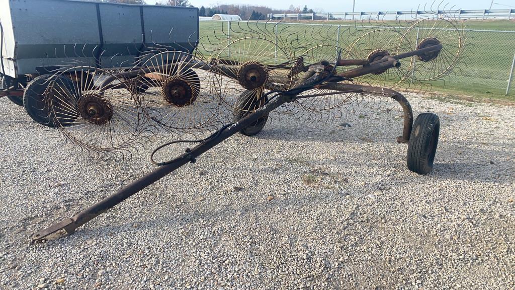 Hay rake, 6 wheels.
