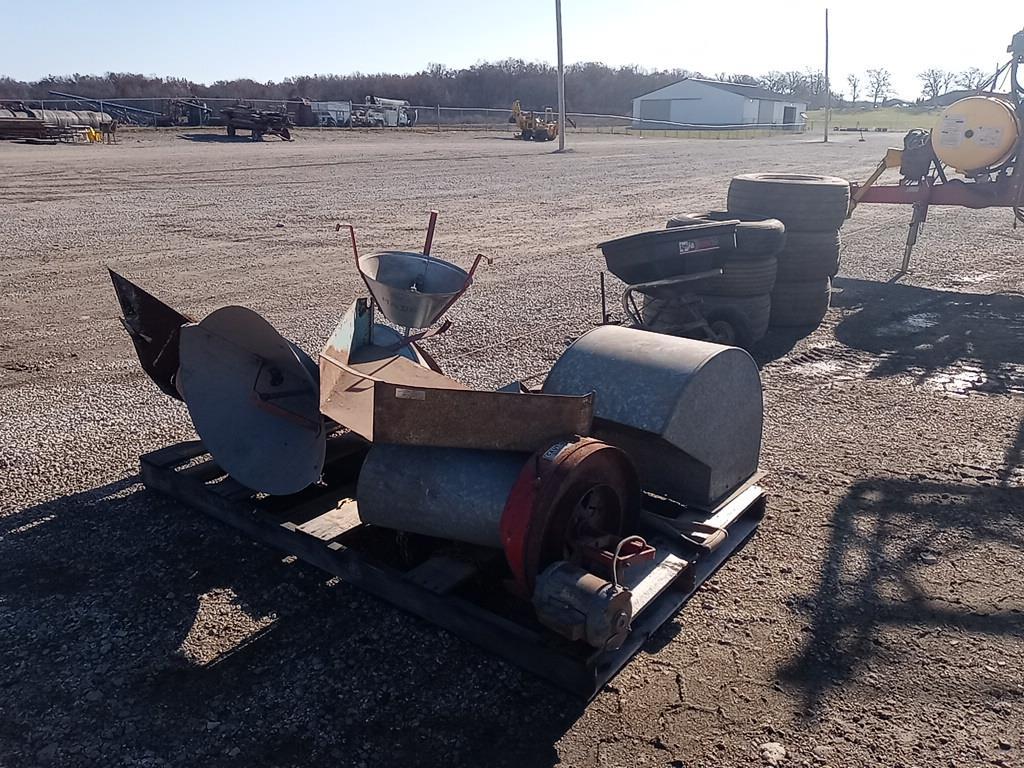 pallet with bin spreaders