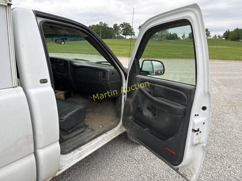 2002 Chevrolet C25 Silver  Carryall VUT