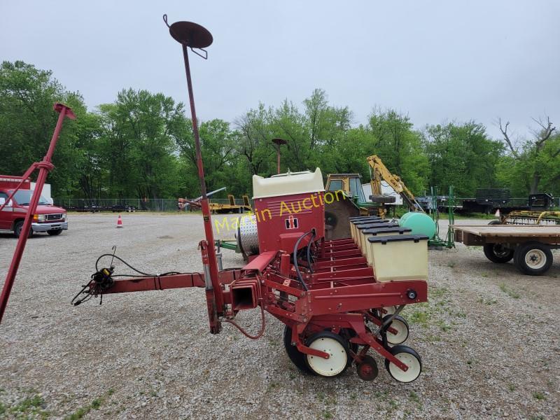 International 800 6 Row 30" Planter