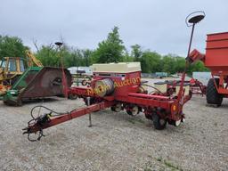 International 800 6 Row 30" Planter