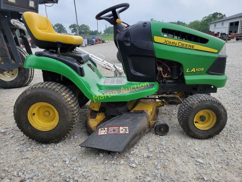 JD LA105, 5spd, 42" deck runs and mows