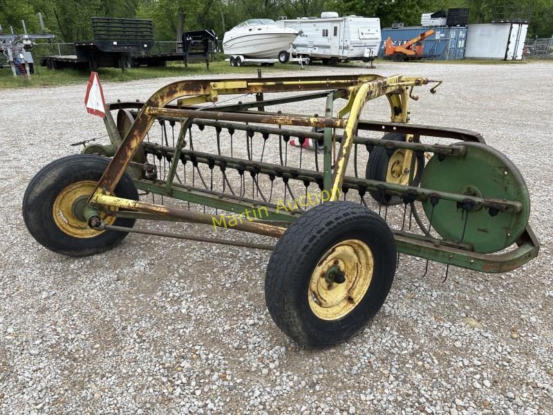 John Deere 640 Tricycle Hay Rake *