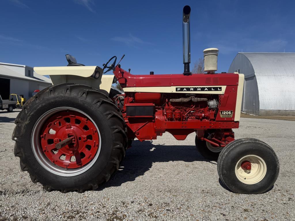 IH 1206 Diesel tractor