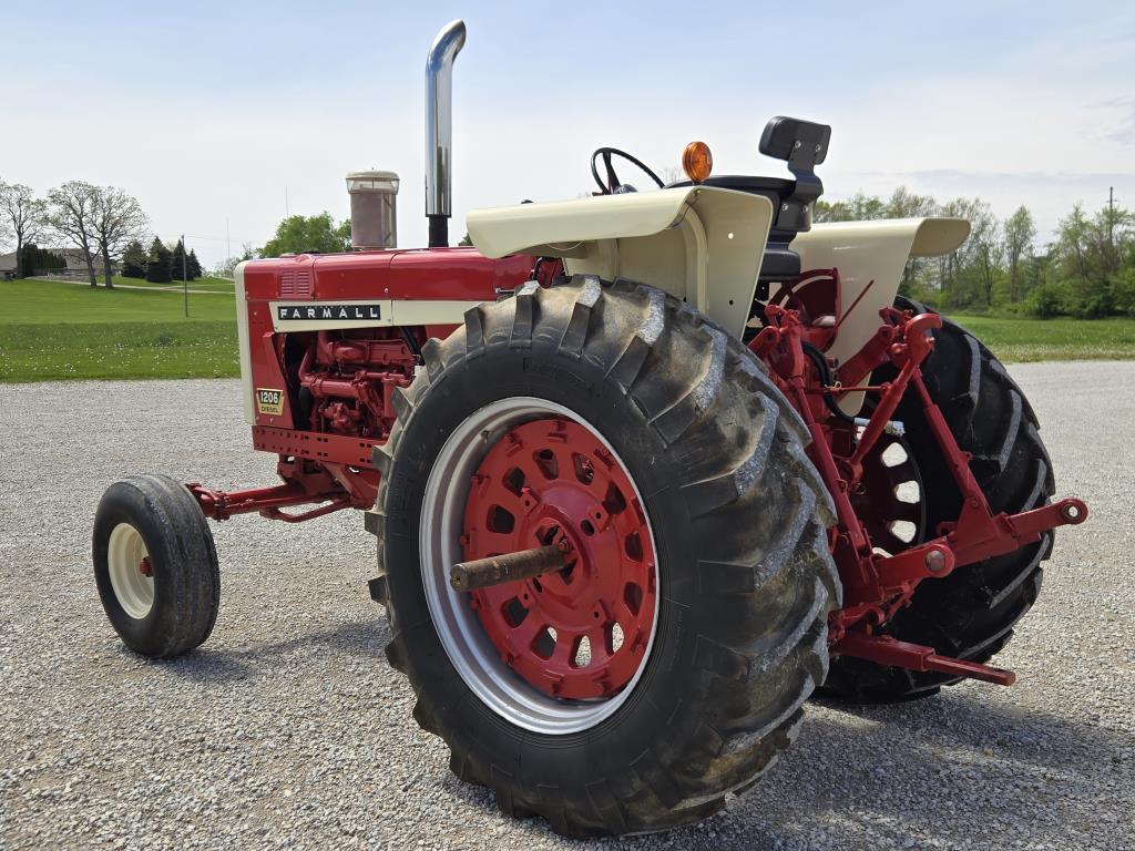 IH 1206 Diesel tractor