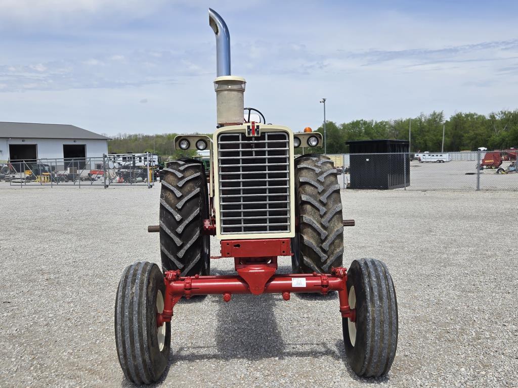 IH 1206 Diesel tractor