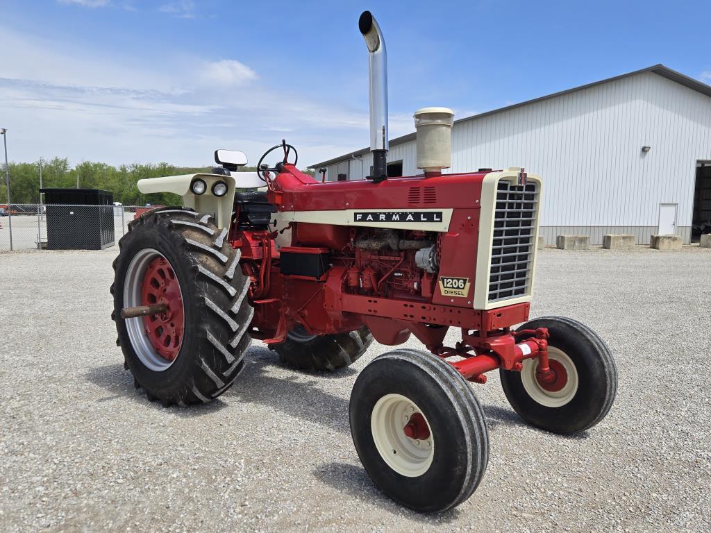IH 1206 Diesel tractor