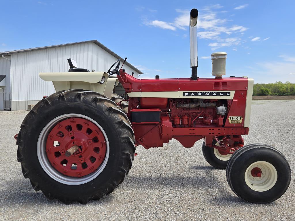 IH 1206 Diesel tractor
