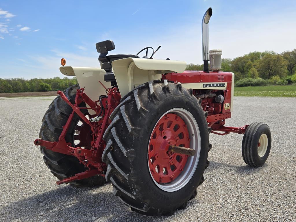 IH 1206 Diesel tractor