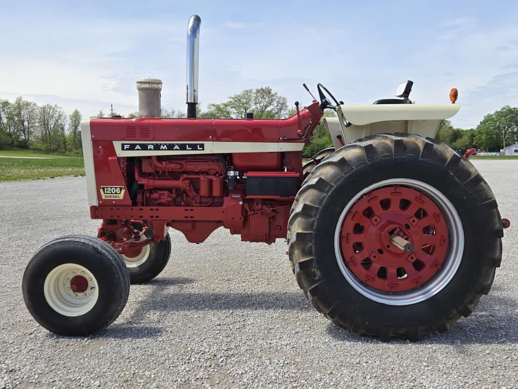 IH 1206 Diesel tractor