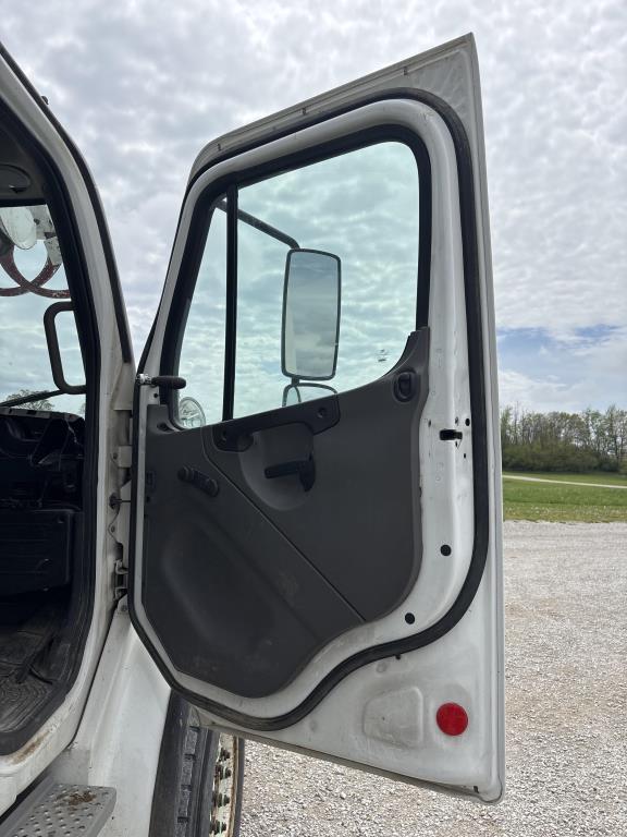 2005 Freightliner M2 VUT