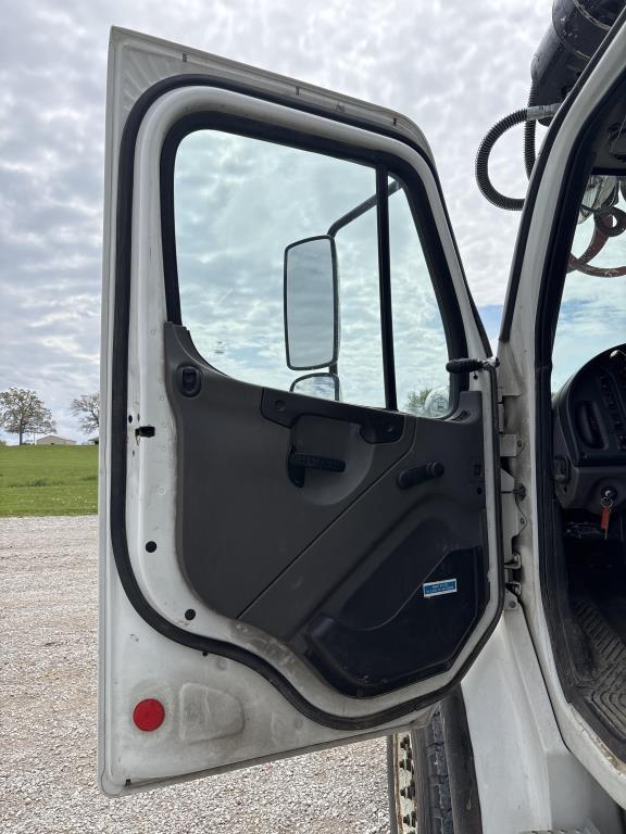 2005 Freightliner M2 VUT