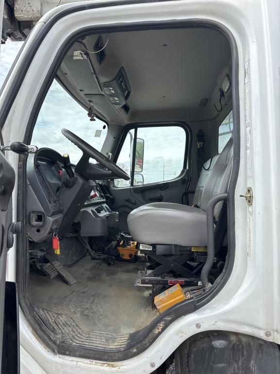 2005 Freightliner M2 VUT