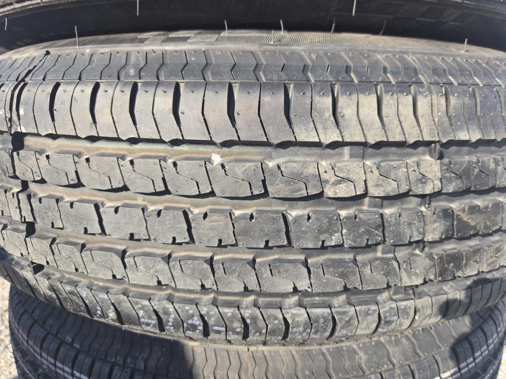 Tires: ST225/75/R15 (4)