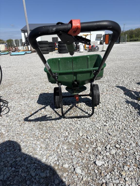 Scotts Push Type Broadcaster