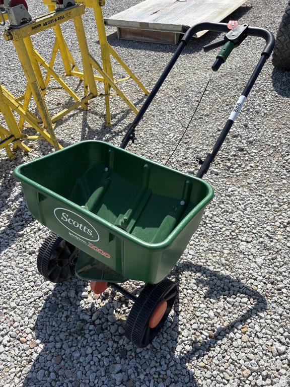 Scotts Push Type Broadcaster