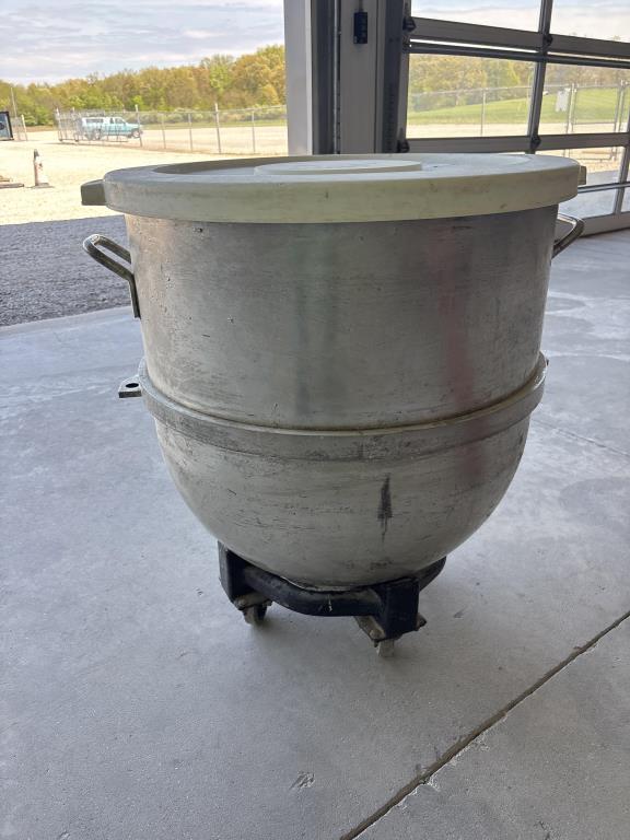 Mixing Bowl (140 QT) with Cover and Wheels