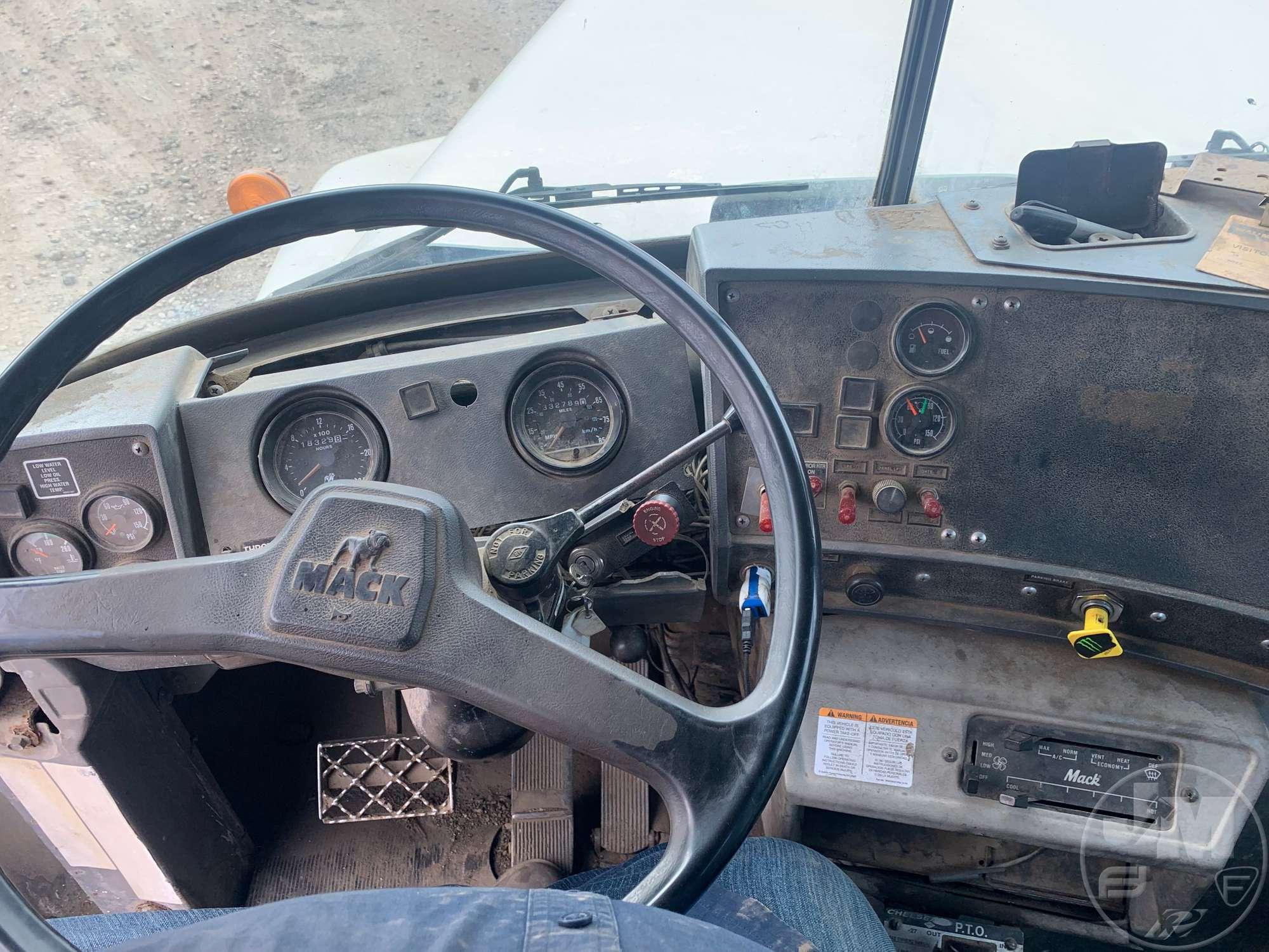 1996 MACK DM T/A VIN: 1M2B209CXTM017820