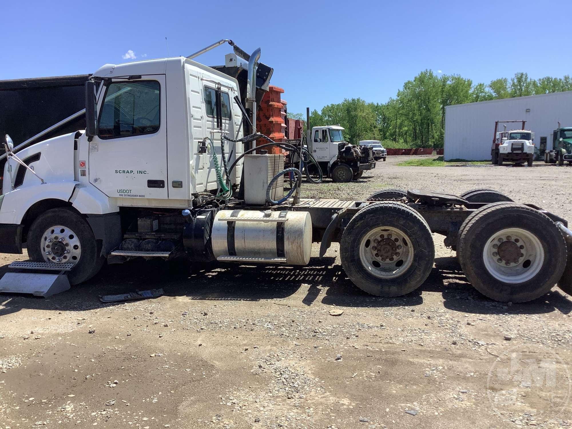 2012 VOLVO TRUCK VNL TANDEM AXLE DAY CAB TRUCK TRACTOR VIN: 4V4NC9EJ0CN542889