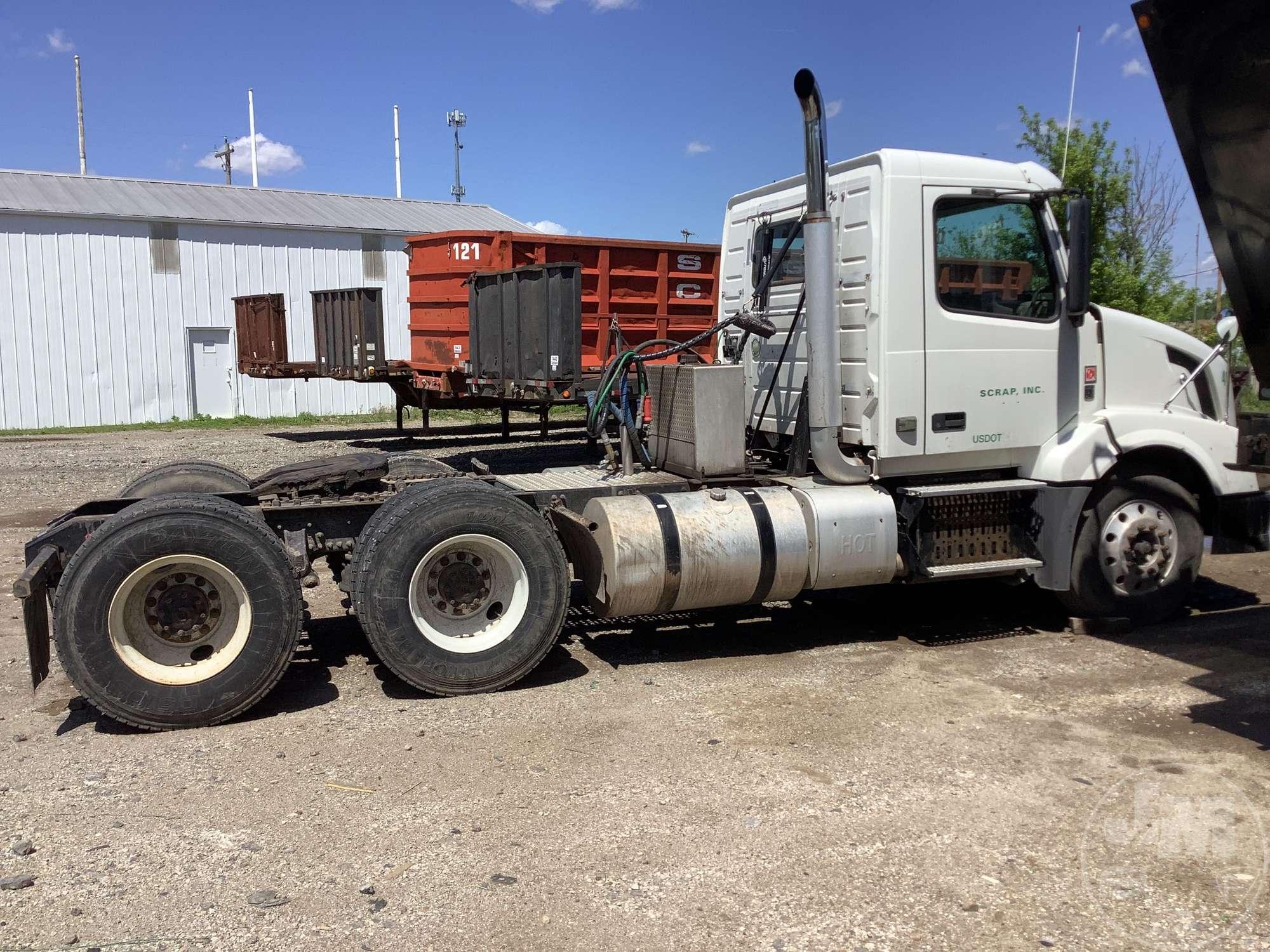 2012 VOLVO TRUCK VNL TANDEM AXLE DAY CAB TRUCK TRACTOR VIN: 4V4NC9EJ0CN542889