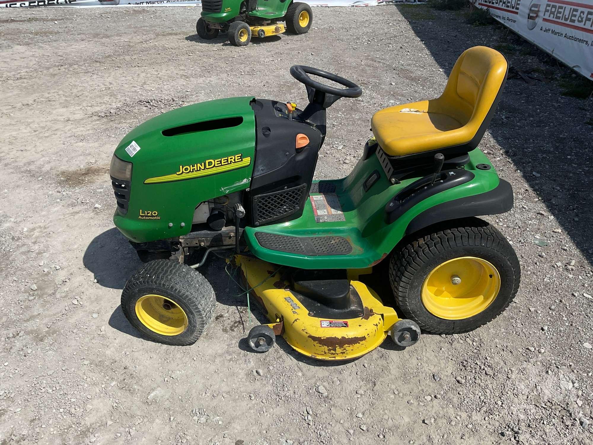 2004 JOHN DEERE L 120 RIDING MOWER SN: GLX12A138848