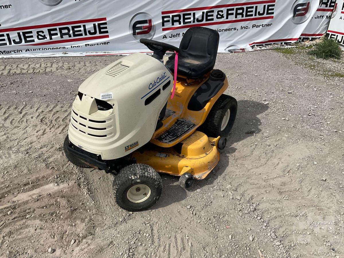 2006 CUB CADET LT1050 RIDING MOWER SN: 1K206H10644