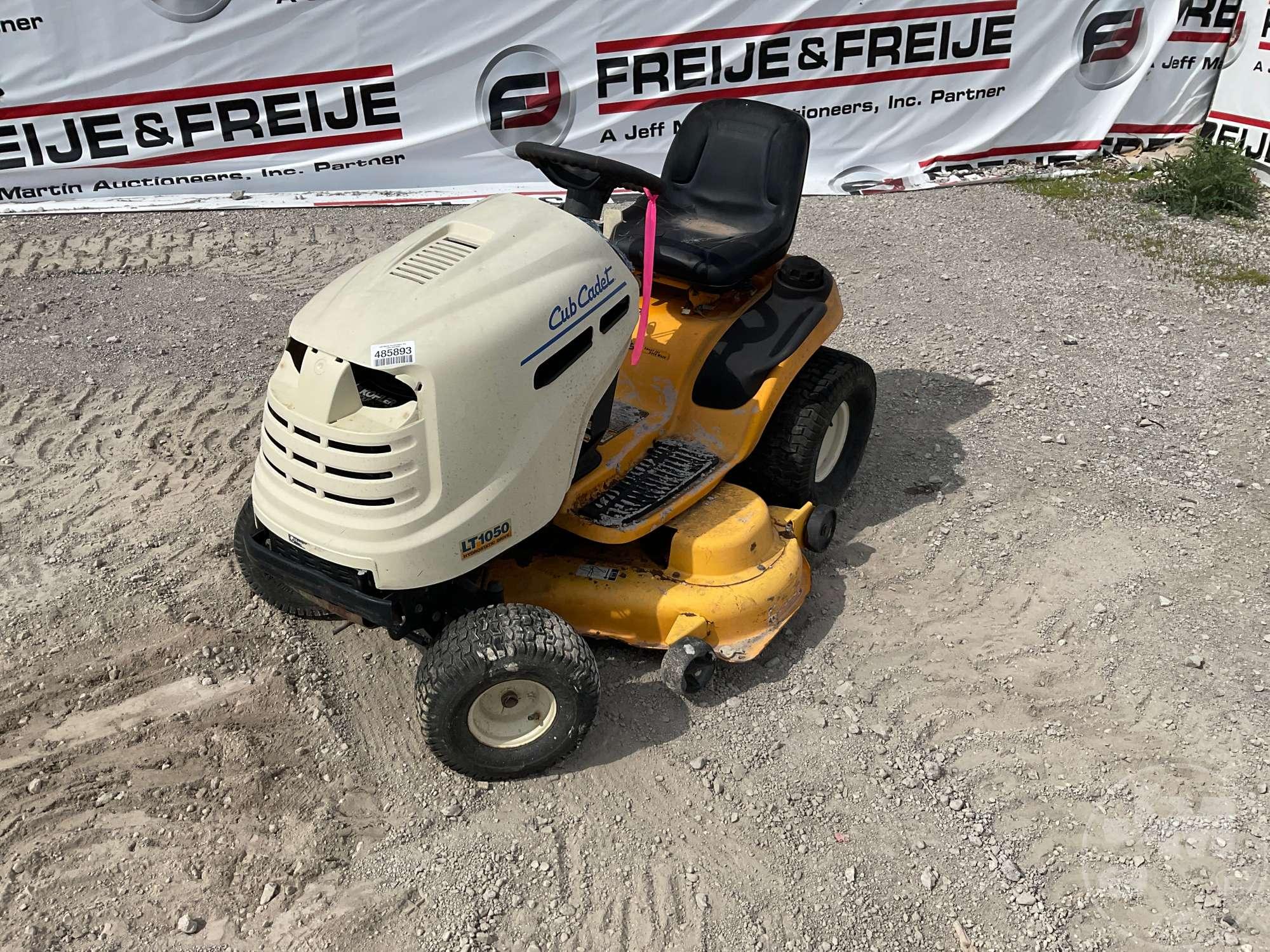 2006 CUB CADET LT1050 RIDING MOWER SN: 1K206H10644