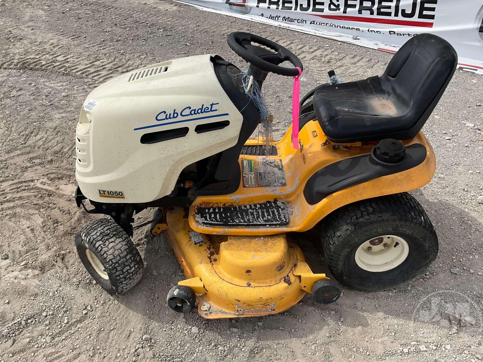 2006 CUB CADET LT1050 RIDING MOWER SN: 1K206H10644