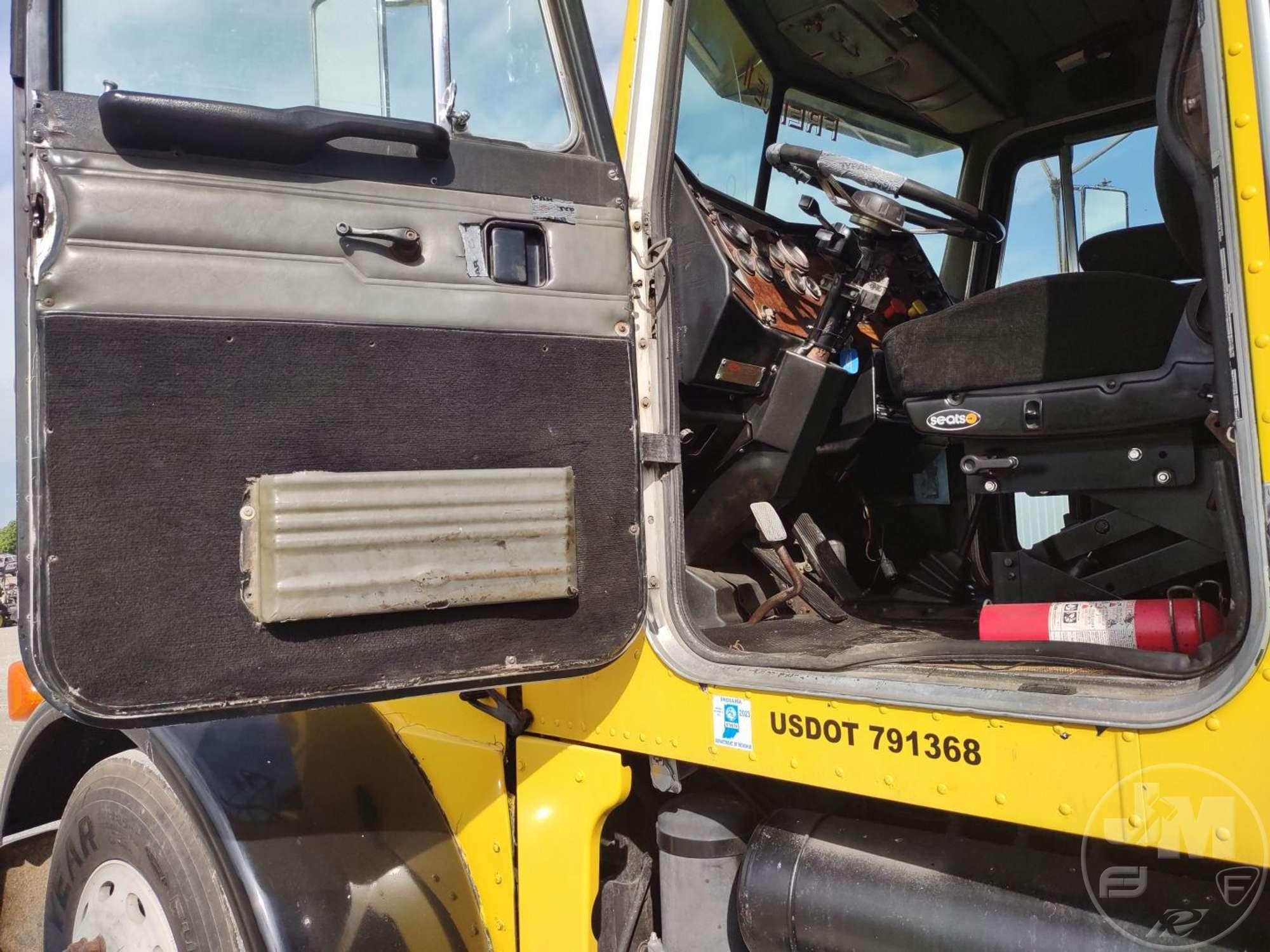 1994 PETERBILT 378 TANDEM AXLE DUMP TRUCK VIN: 1XPFD99X9RN358148