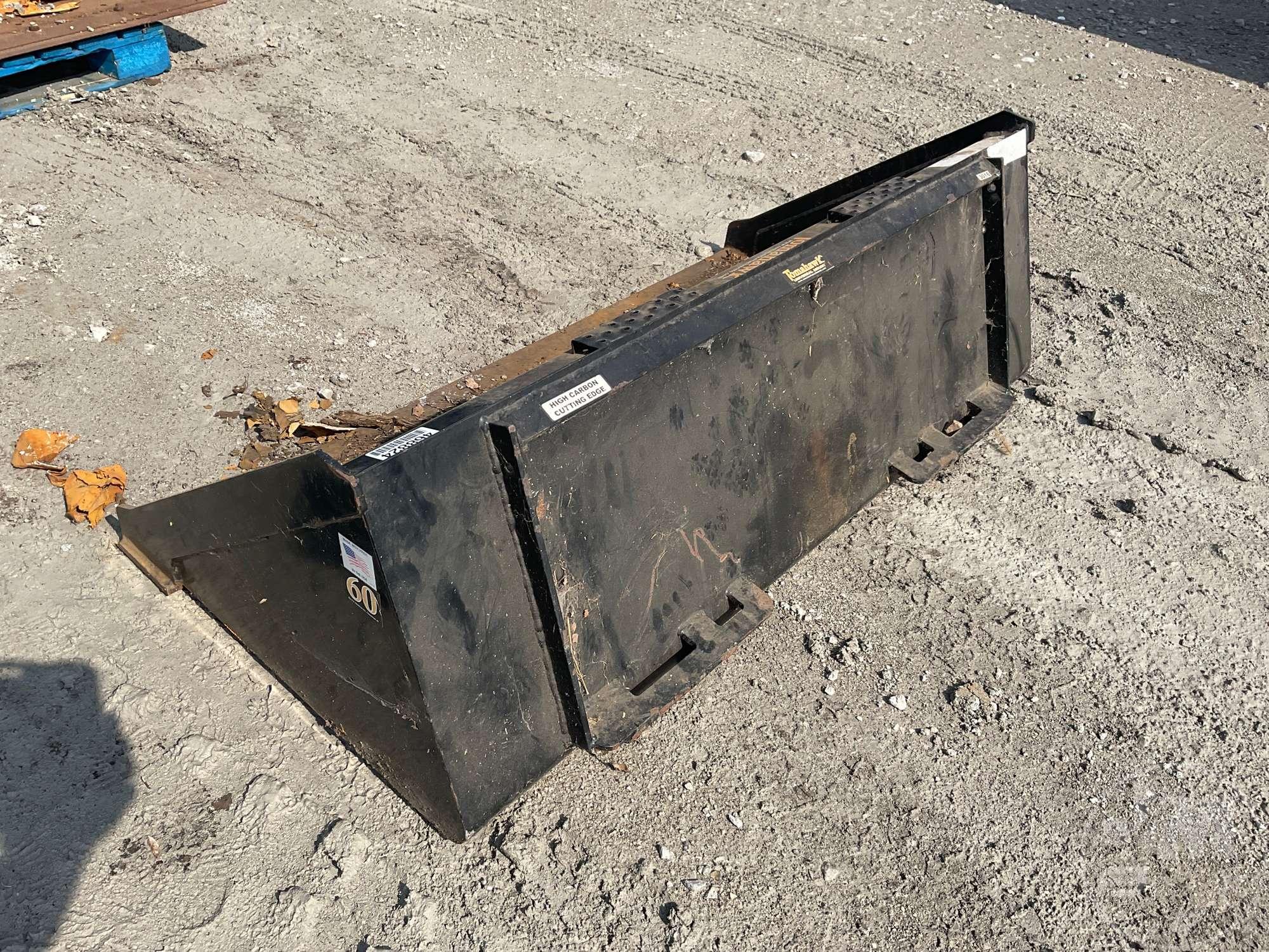 TOMAHAWK 60 INCH SMOOTH BUCKET