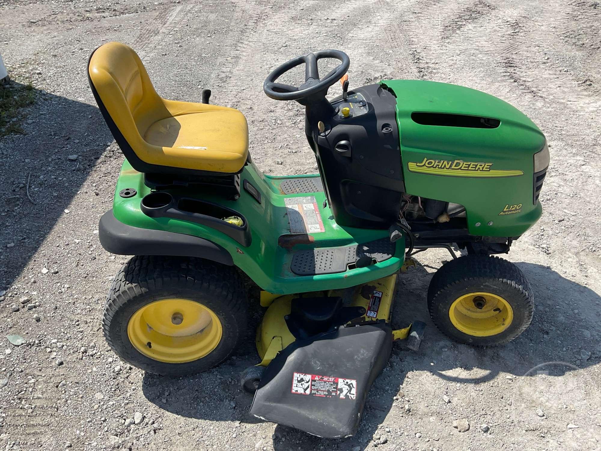 2004 JOHN DEERE L 120 RIDING MOWER SN: GLX12A138848
