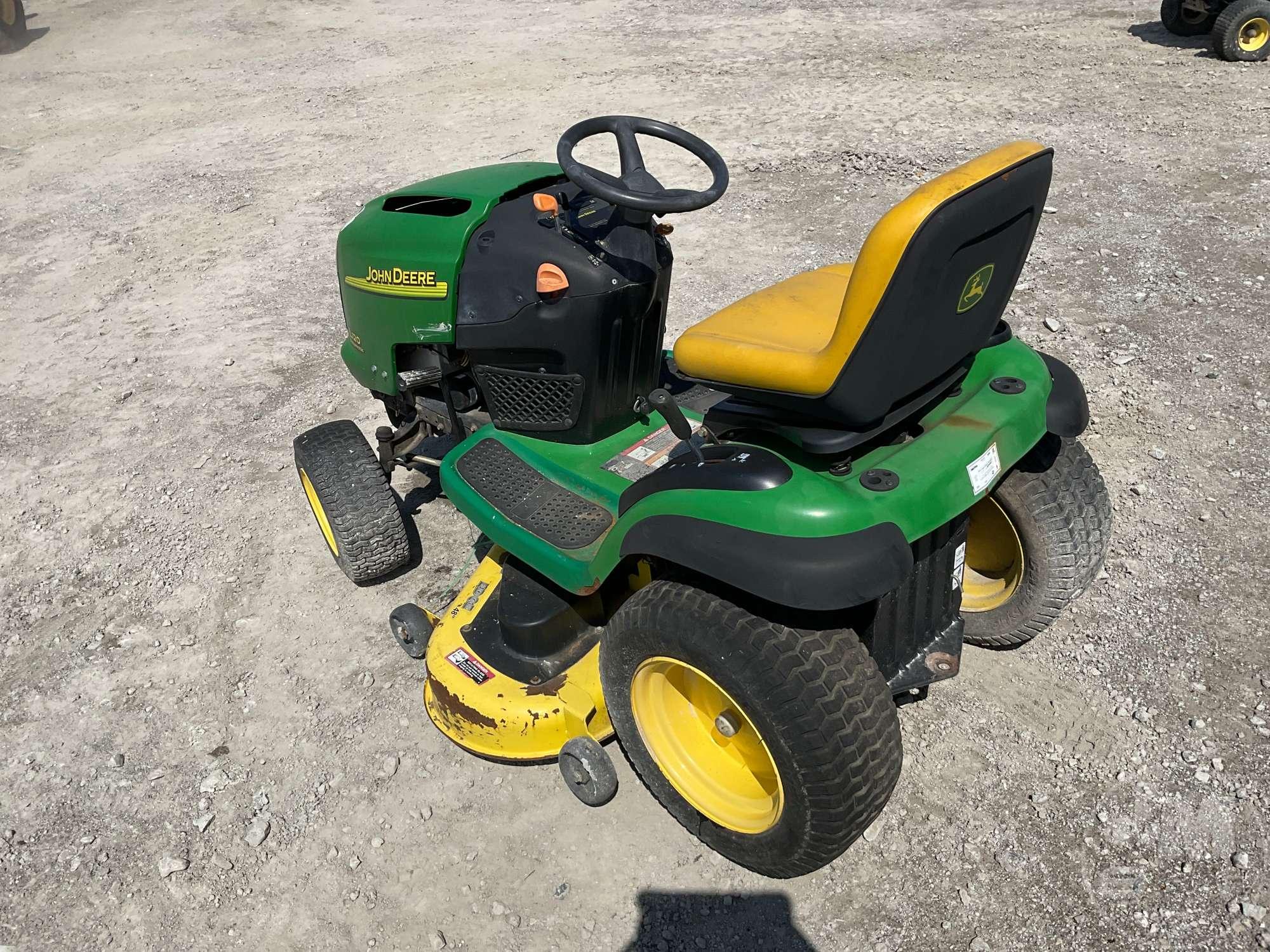 2004 JOHN DEERE L 120 RIDING MOWER SN: GLX12A138848