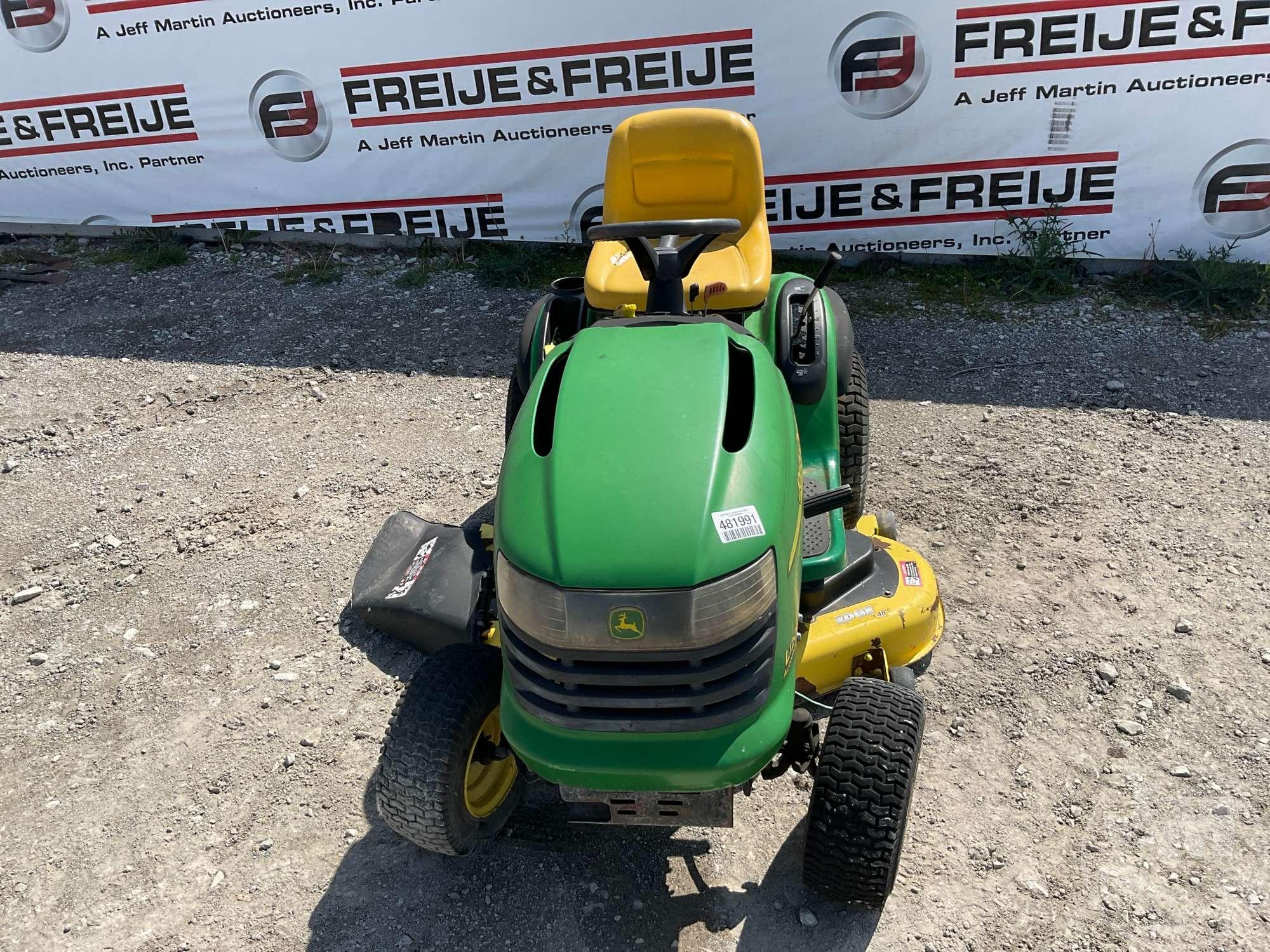 2004 JOHN DEERE L 120 RIDING MOWER SN: GLX12A138848