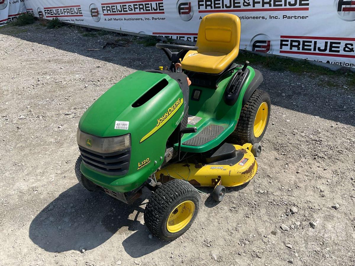2004 JOHN DEERE L 120 RIDING MOWER SN: GLX12A138848