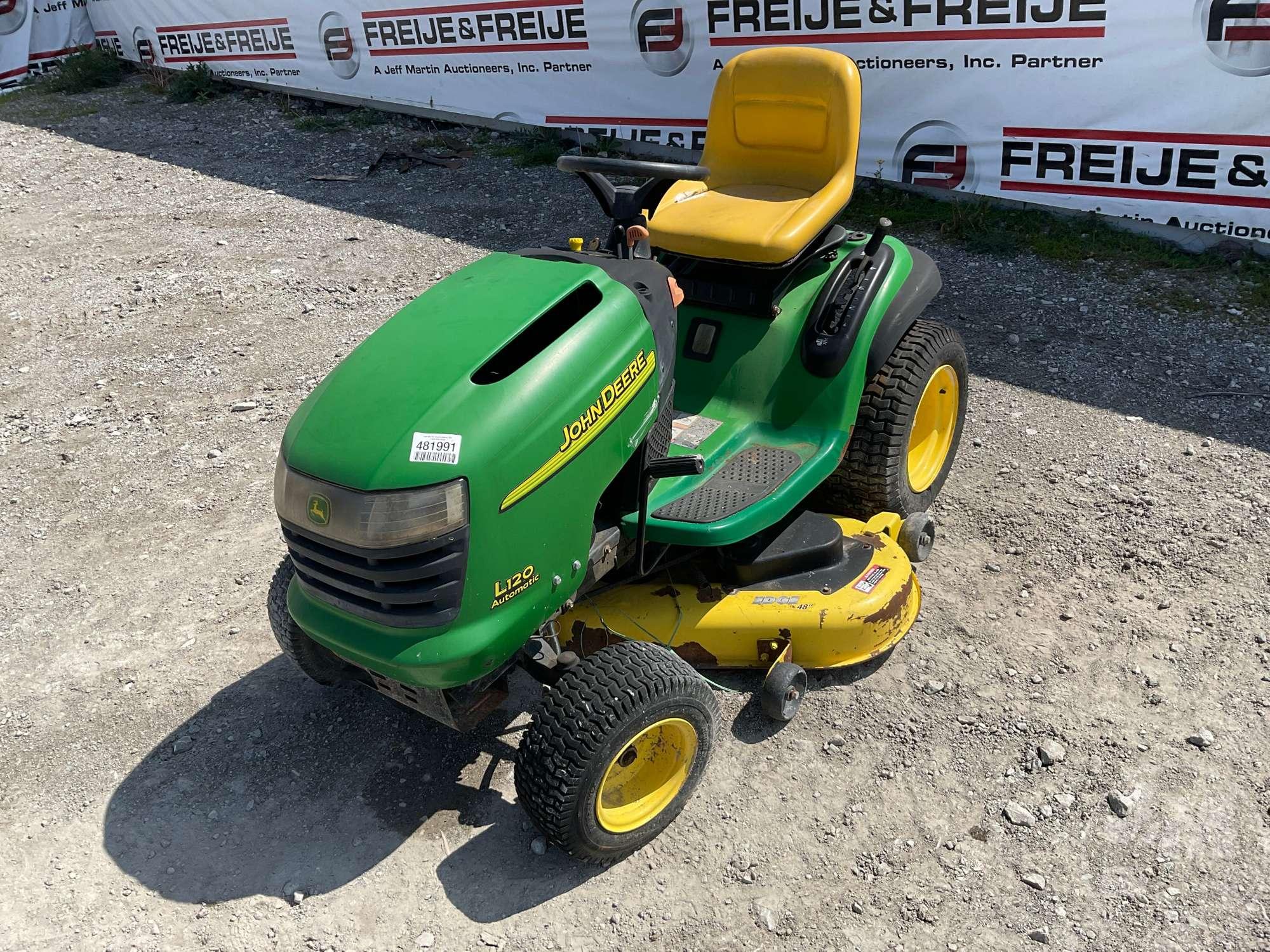 2004 JOHN DEERE L 120 RIDING MOWER SN: GLX12A138848