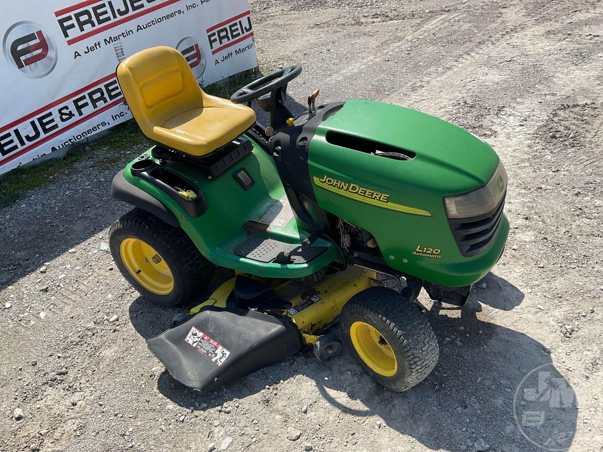 2004 JOHN DEERE L 120 RIDING MOWER SN: GLX12A138848