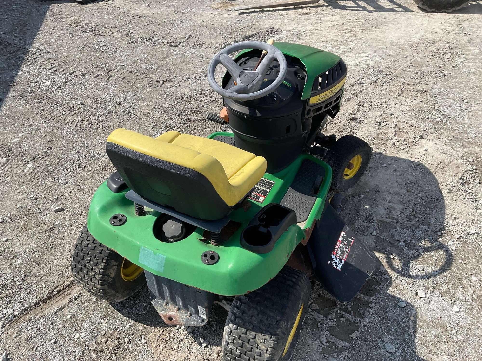 JOHN DEERE D130 RIDING MOWER SN: 1GXD110EHBB137418