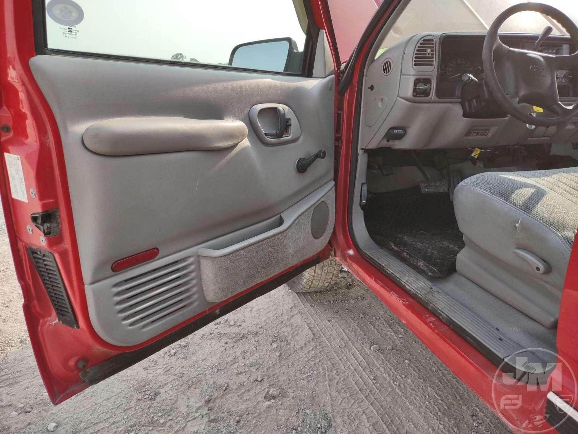 1998 CHEVROLET GMT-400 EXTENDED CAB 4X2 PICKUP VIN: 1GCGC29RXWE125165