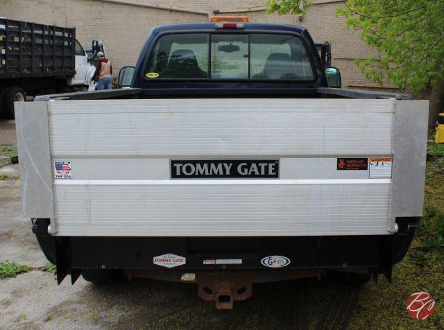 2002 FORD F-250-SD XLT Pickup Truck w/Tommy Gate