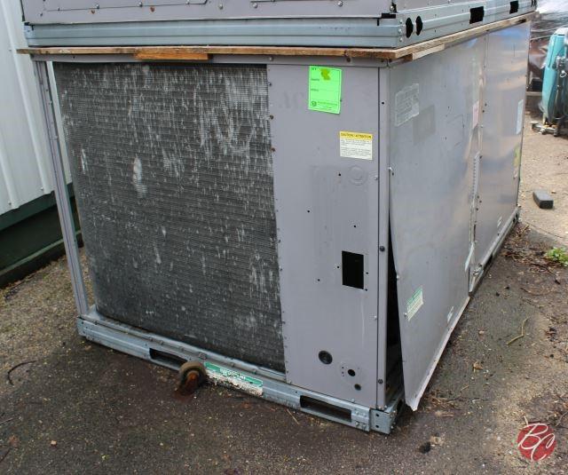 CARRIER Rooftop Heating/air conditioning unit