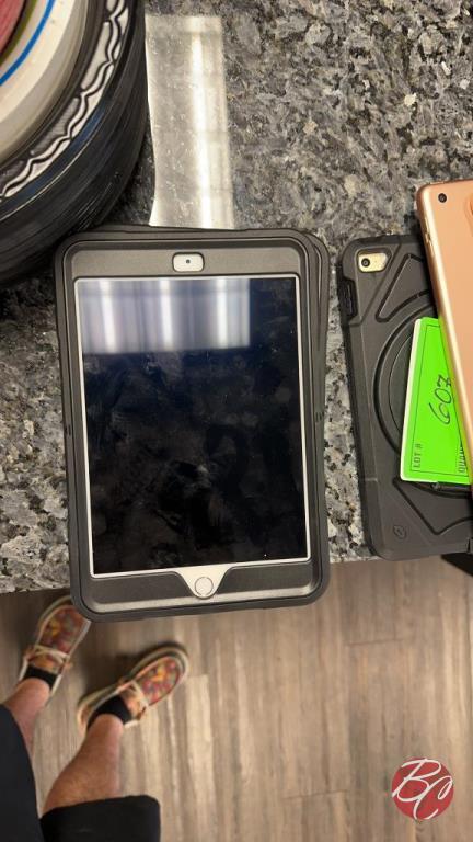 Apple A1550 IPAD W/ Case & Handle