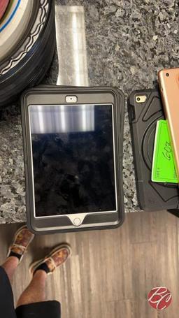 Apple A1550 IPAD W/ Case & Handle