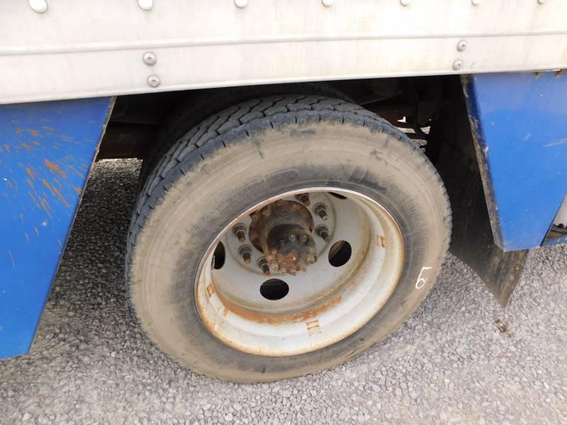 2004 ISUZU NPR S/A LUBE TRUCK