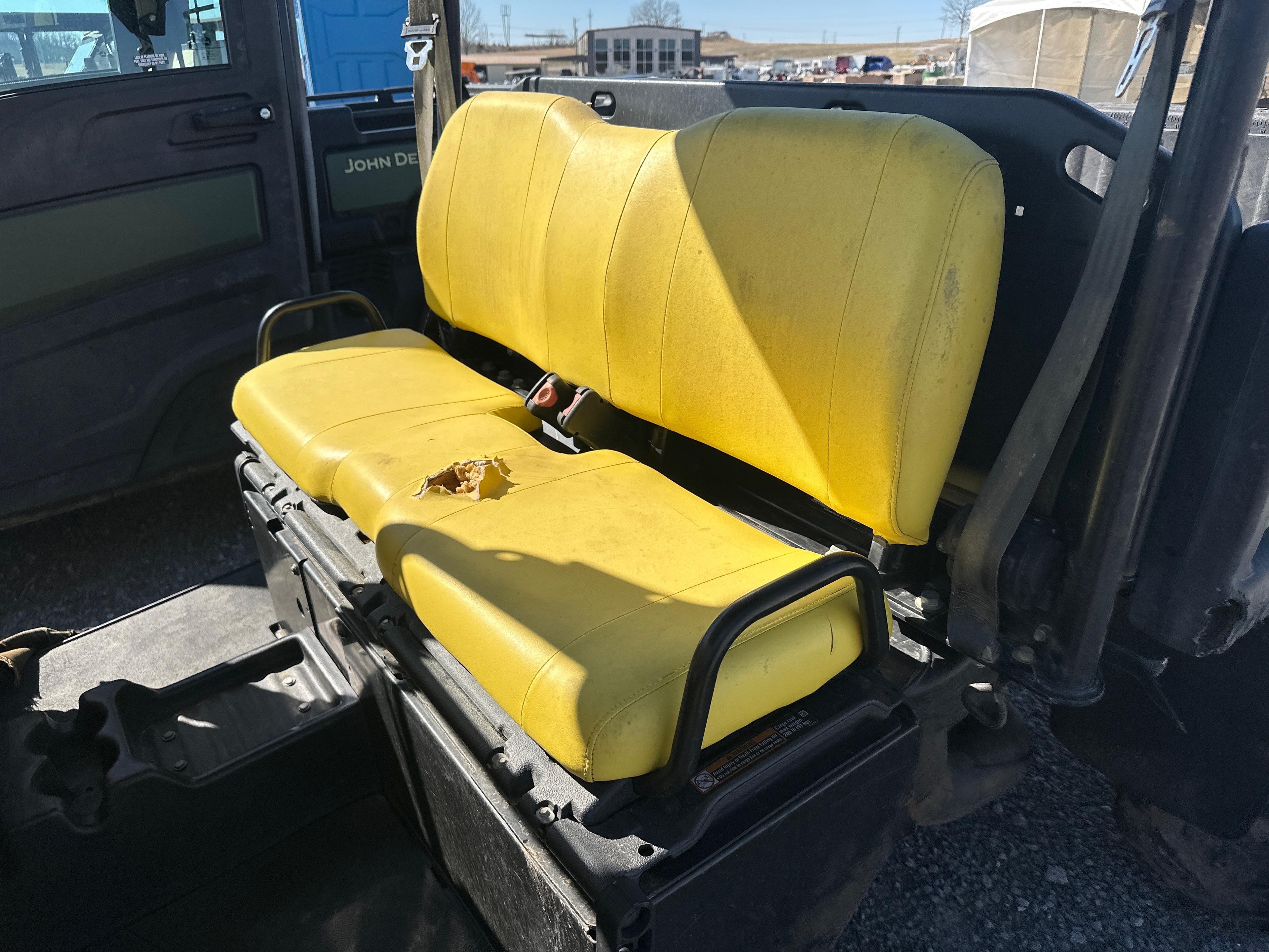 JOHN DEERE 825 GATOR UTV
