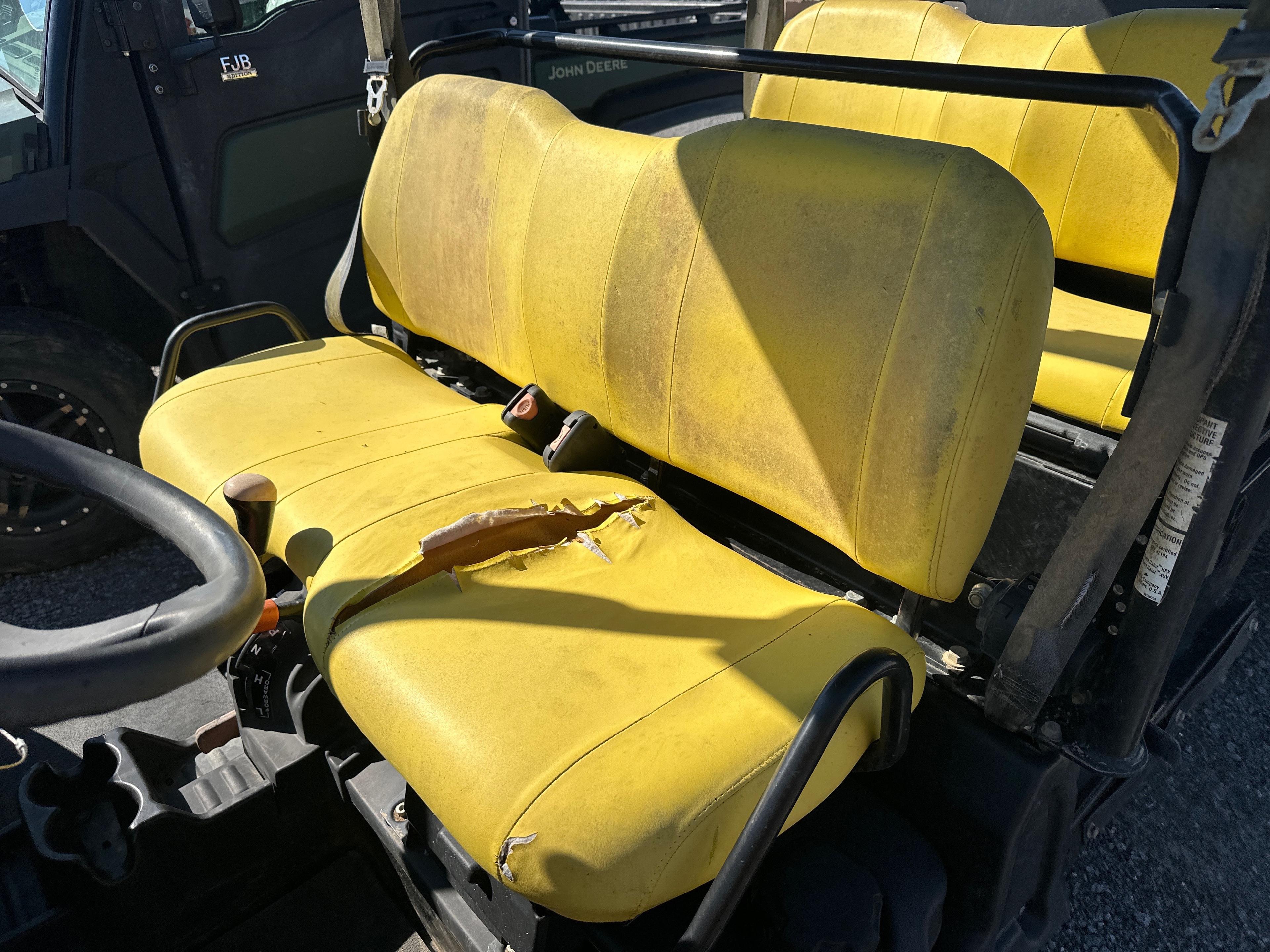 JOHN DEERE 825 GATOR UTV