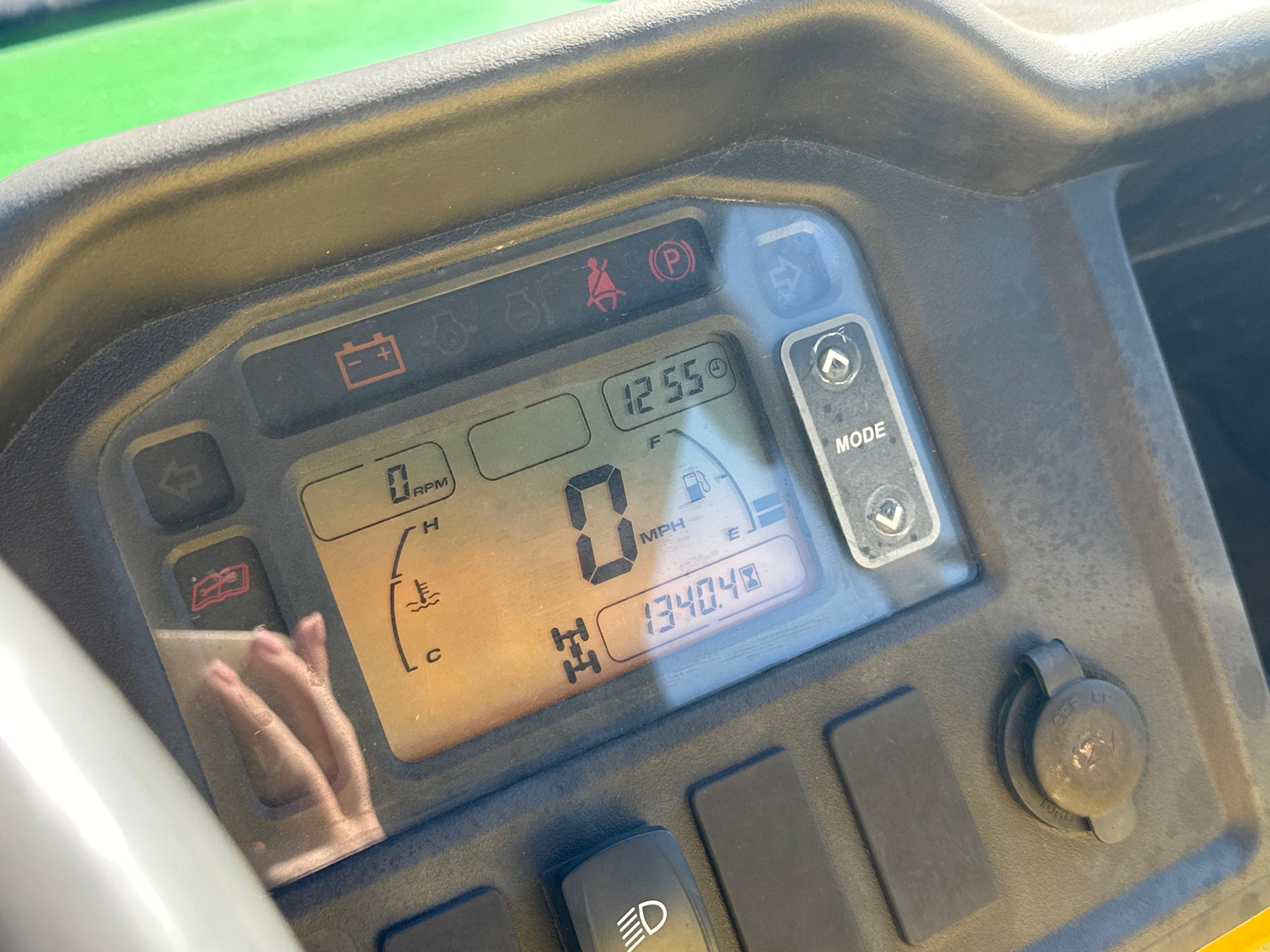 JOHN DEERE 825 GATOR UTV